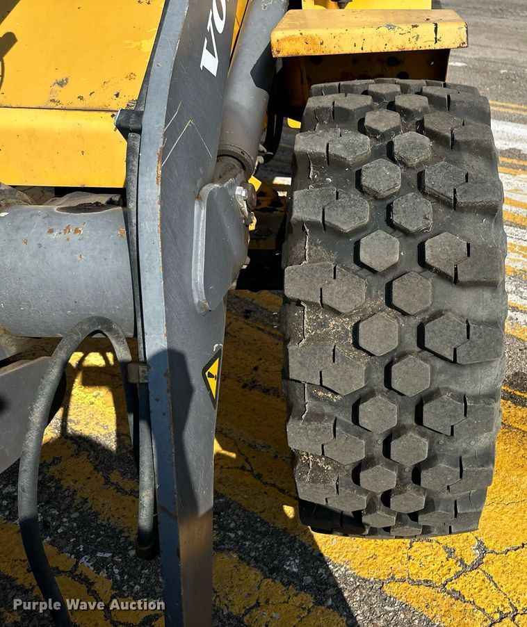 image for item DV2788 2004 Volvo L30B wheel loader