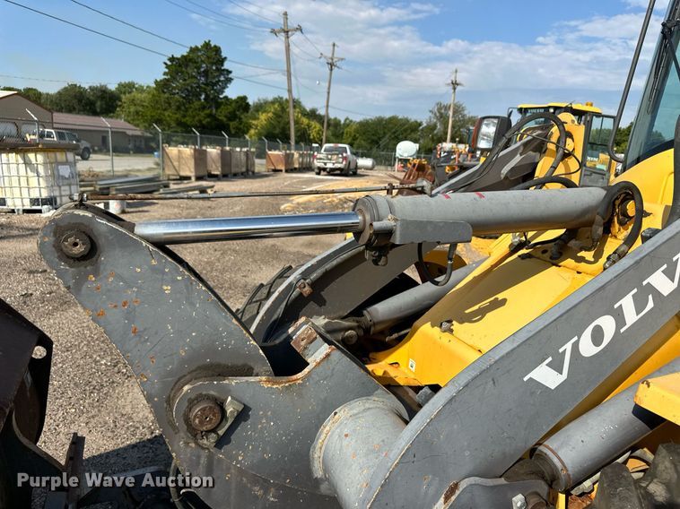 image for item DV2789 2004 Volvo L30B wheel loader