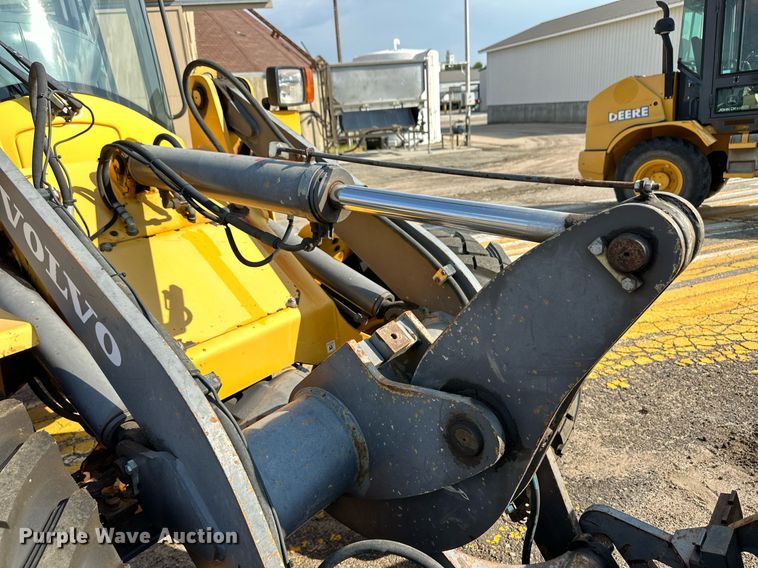 image for item DV2789 2004 Volvo L30B wheel loader