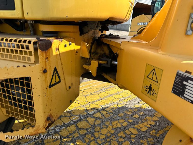 image for item DV2789 2004 Volvo L30B wheel loader