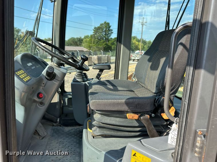 image for item DV2789 2004 Volvo L30B wheel loader