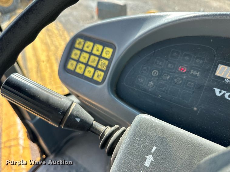 image for item DV2789 2004 Volvo L30B wheel loader