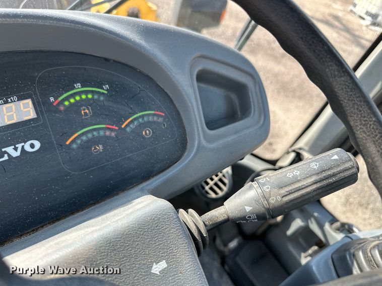 image for item DV2789 2004 Volvo L30B wheel loader