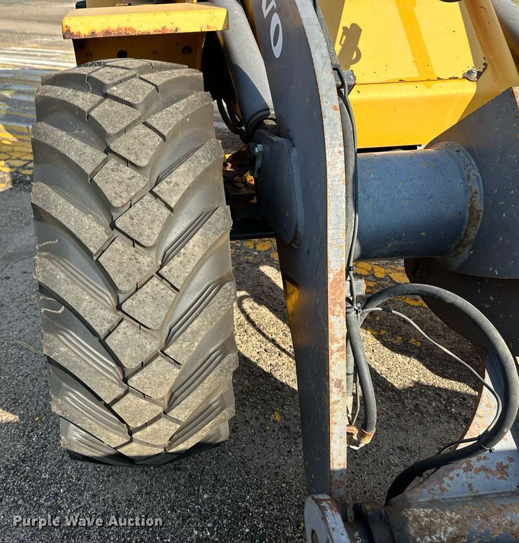 image for item DV2789 2004 Volvo L30B wheel loader