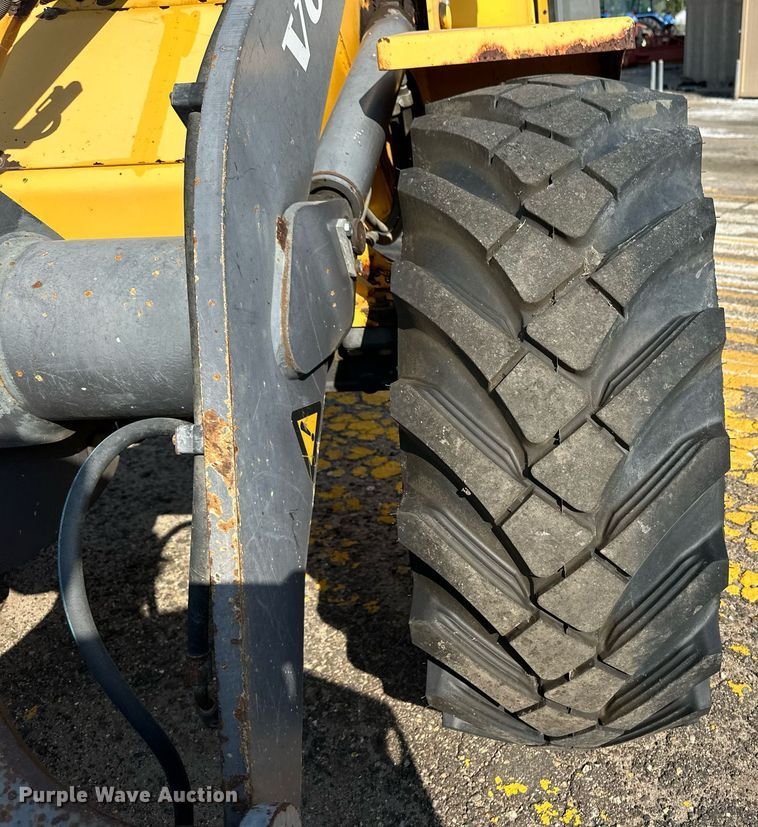 image for item DV2789 2004 Volvo L30B wheel loader