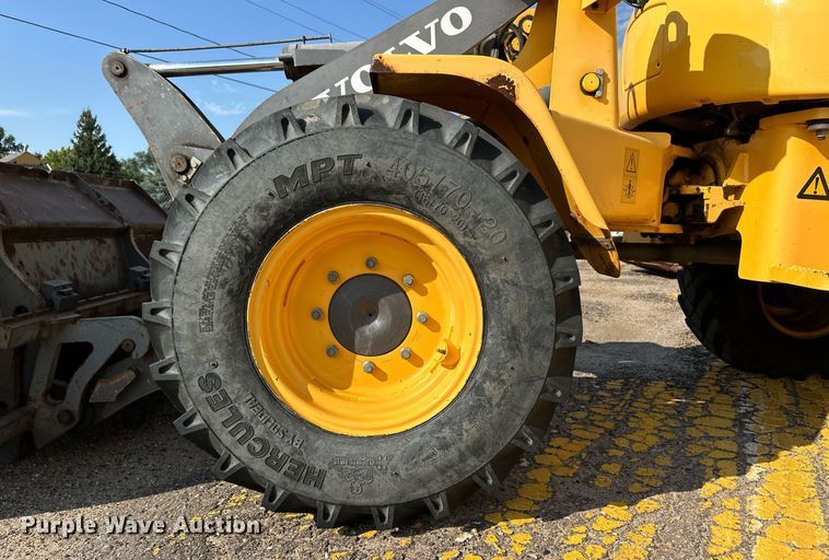 image for item DV2789 2004 Volvo L30B wheel loader