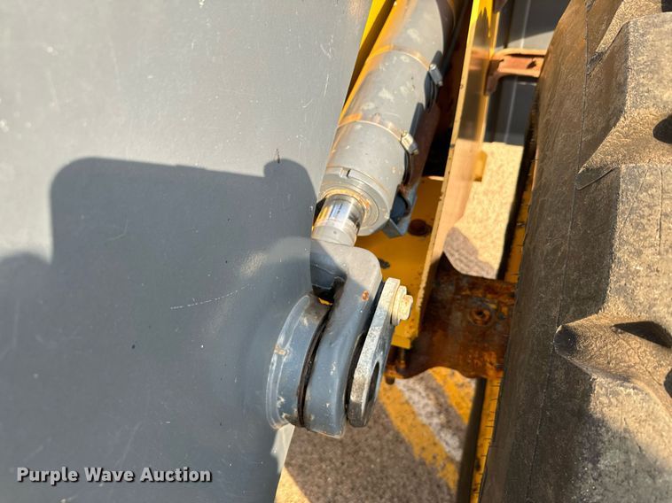 image for item DV2790 2005 John Deere 444J wheel loader