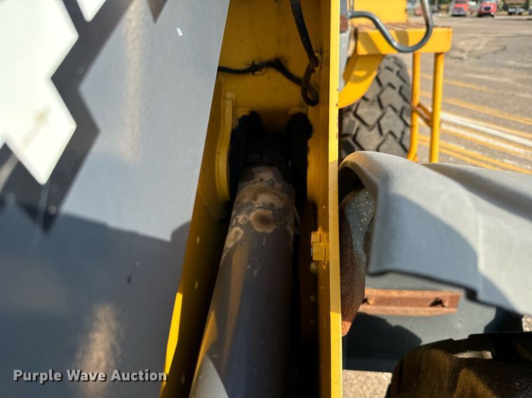 image for item DV2790 2005 John Deere 444J wheel loader