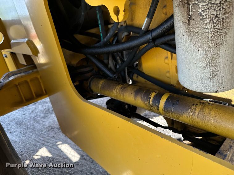 image for item DV2790 2005 John Deere 444J wheel loader