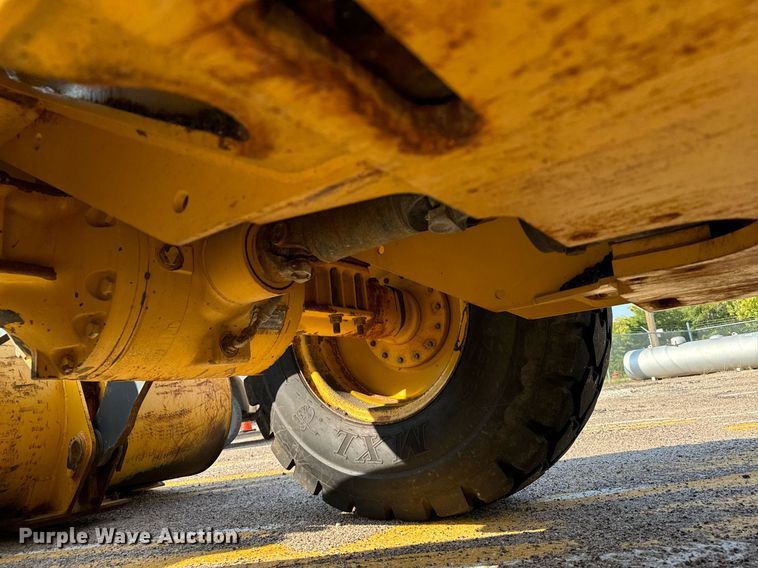 image for item DV2790 2005 John Deere 444J wheel loader