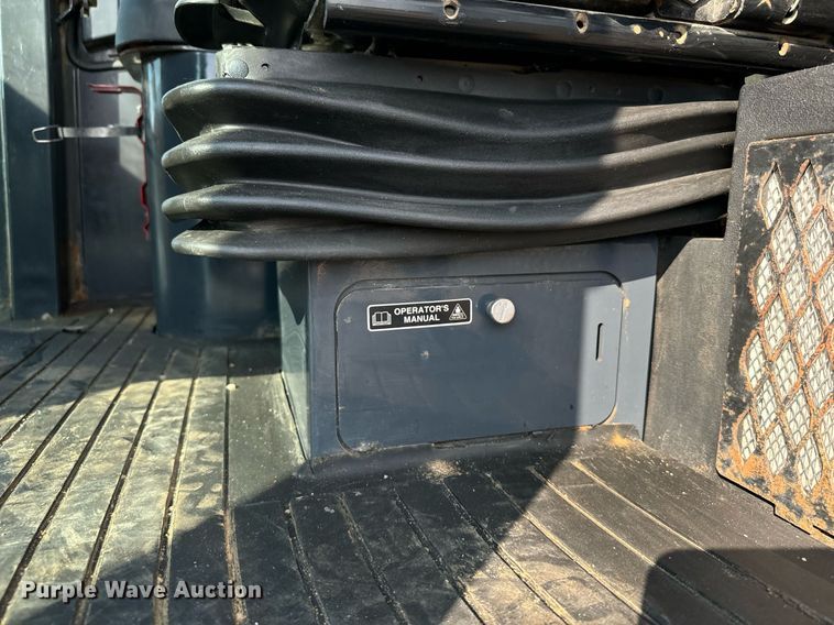 image for item DV2790 2005 John Deere 444J wheel loader