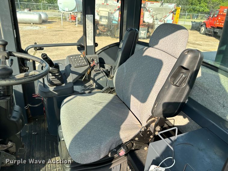 image for item DV2790 2005 John Deere 444J wheel loader