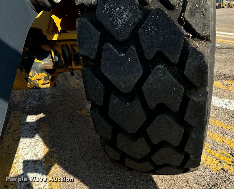 image for item DV2790 2005 John Deere 444J wheel loader