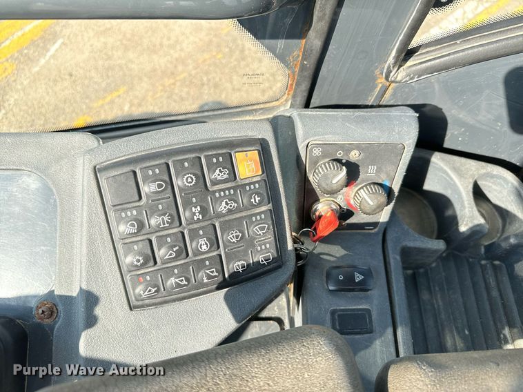 image for item DV2791 2006 John Deere 444J wheel loader