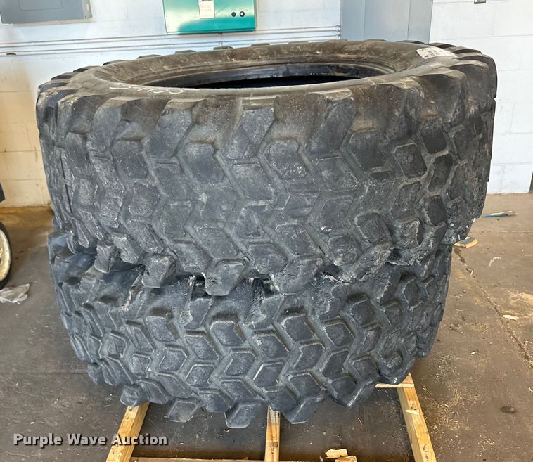 image for item DV2793 (2) Trelleborg 520/70B34 tires