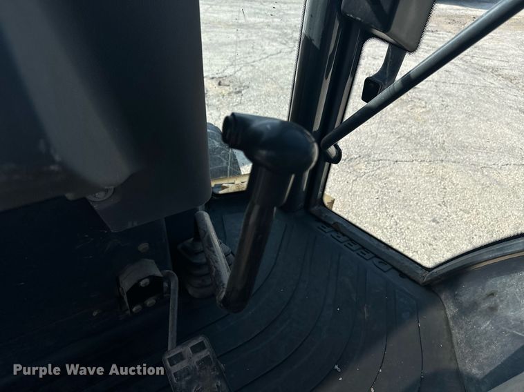 image for item EE7602 2005 John Deere 310G backhoe