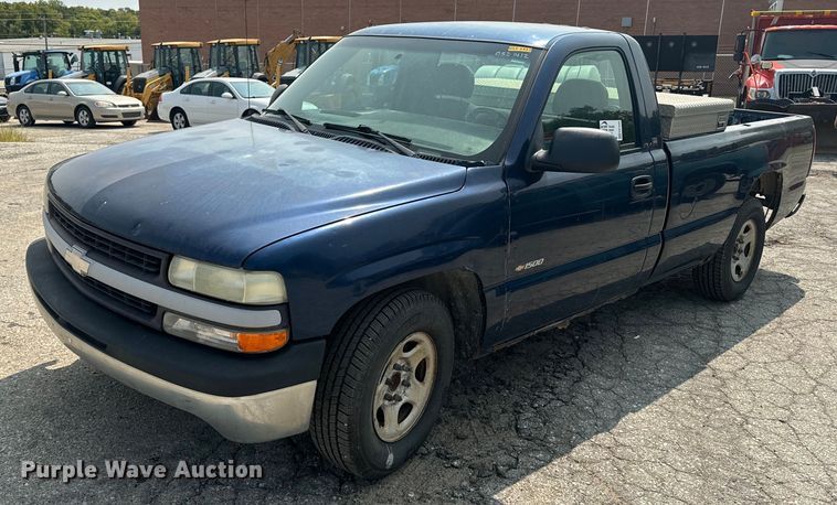 image for item EE7605 2002 Chevrolet Silverado 1500 pickup truck