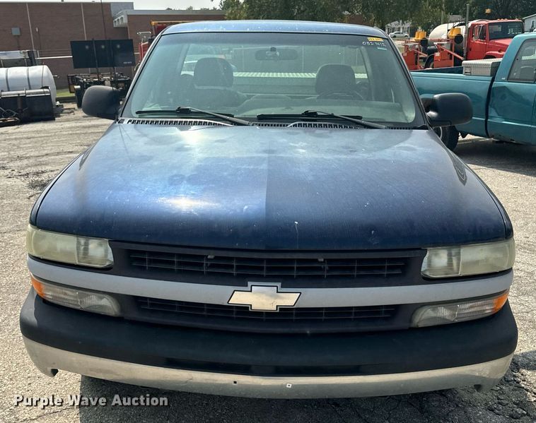 image for item EE7605 2002 Chevrolet Silverado 1500 pickup truck