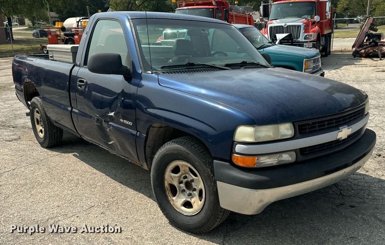 image for item EE7605 2002 Chevrolet Silverado 1500 pickup truck