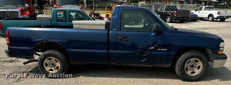 image for item EE7605 2002 Chevrolet Silverado 1500 pickup truck