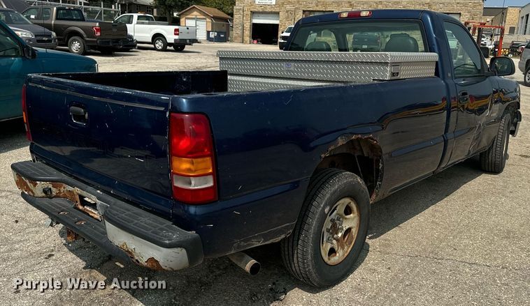 image for item EE7605 2002 Chevrolet Silverado 1500 pickup truck