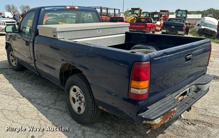 image for item EE7605 2002 Chevrolet Silverado 1500 pickup truck