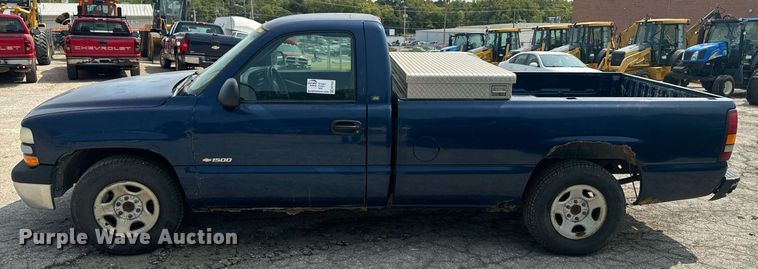 image for item EE7605 2002 Chevrolet Silverado 1500 pickup truck