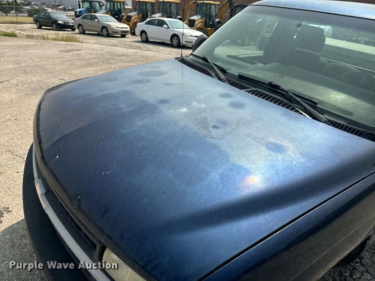 image for item EE7605 2002 Chevrolet Silverado 1500 pickup truck