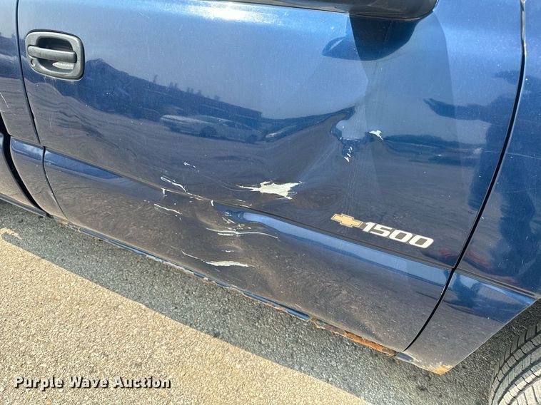 image for item EE7605 2002 Chevrolet Silverado 1500 pickup truck