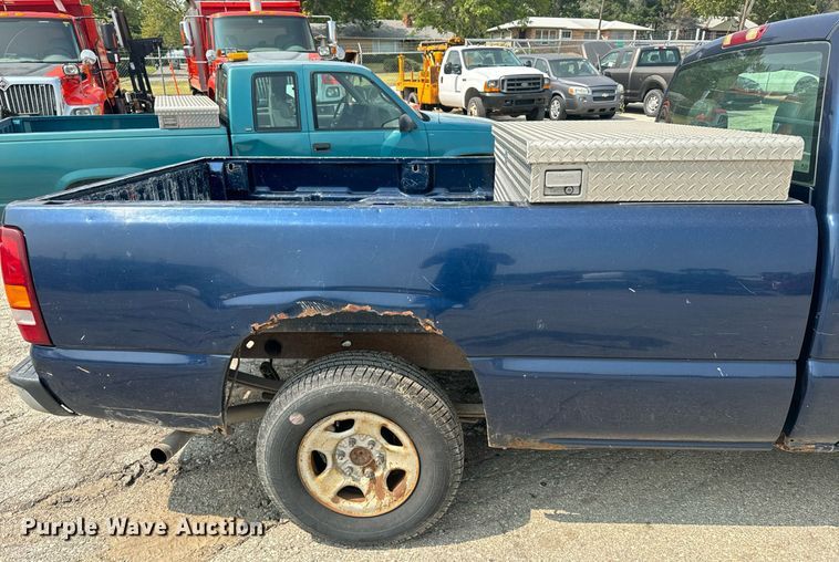 image for item EE7605 2002 Chevrolet Silverado 1500 pickup truck