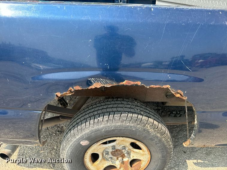 image for item EE7605 2002 Chevrolet Silverado 1500 pickup truck