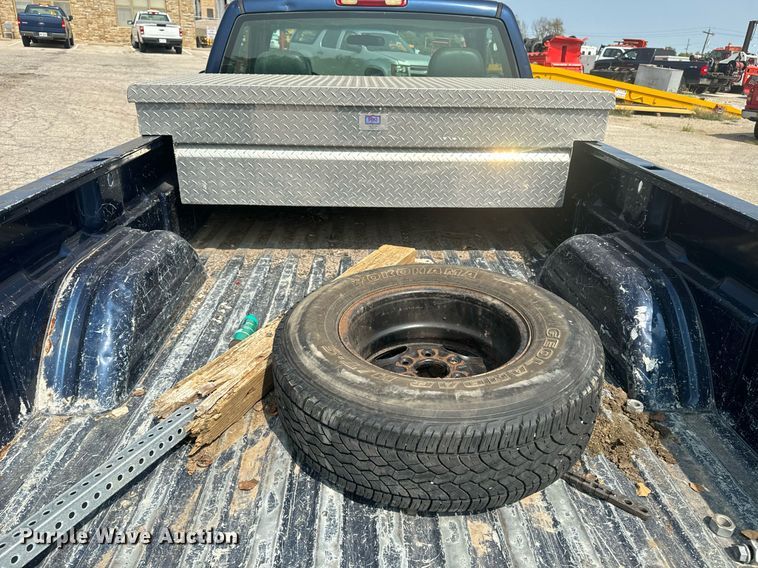 image for item EE7605 2002 Chevrolet Silverado 1500 pickup truck