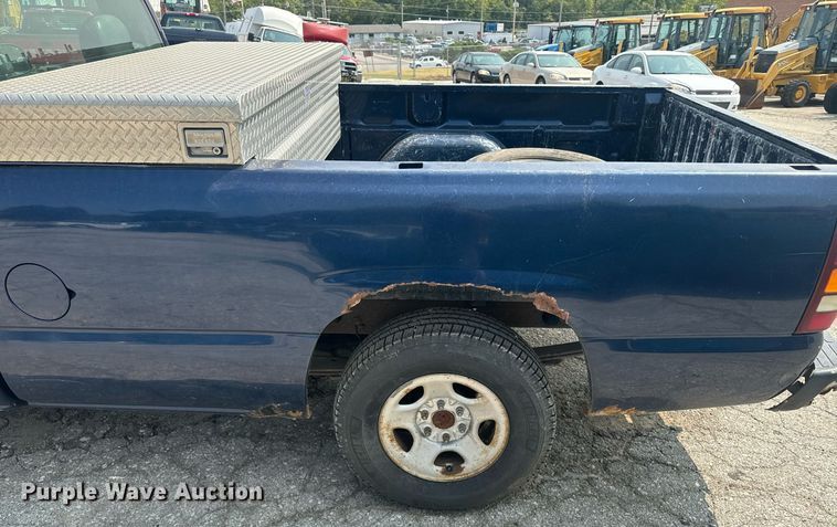 image for item EE7605 2002 Chevrolet Silverado 1500 pickup truck