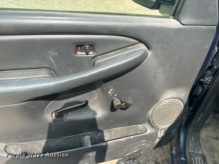 image for item EE7605 2002 Chevrolet Silverado 1500 pickup truck