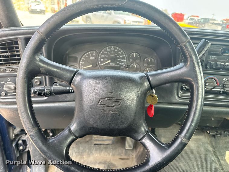 image for item EE7605 2002 Chevrolet Silverado 1500 pickup truck