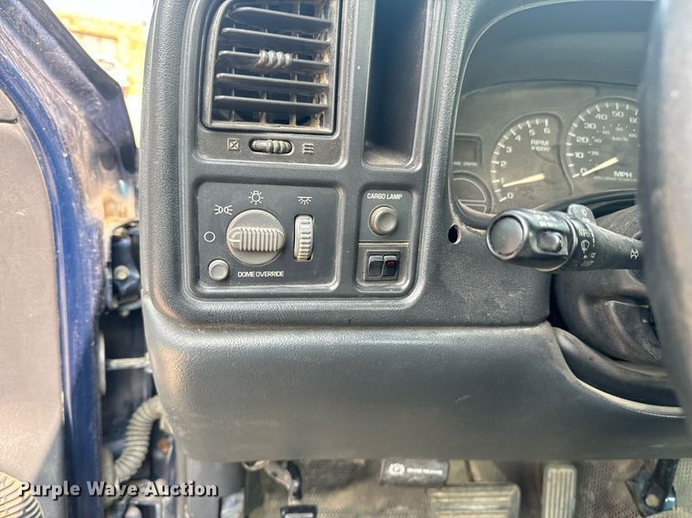 image for item EE7605 2002 Chevrolet Silverado 1500 pickup truck