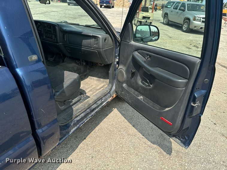 image for item EE7605 2002 Chevrolet Silverado 1500 pickup truck