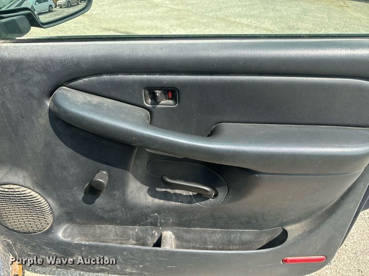 image for item EE7605 2002 Chevrolet Silverado 1500 pickup truck