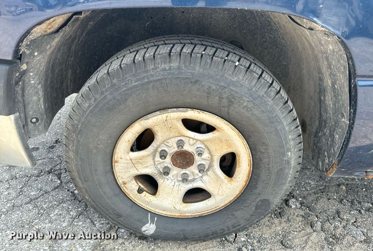 image for item EE7605 2002 Chevrolet Silverado 1500 pickup truck