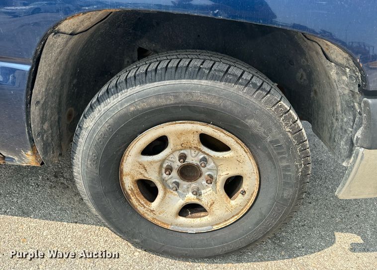 image for item EE7605 2002 Chevrolet Silverado 1500 pickup truck