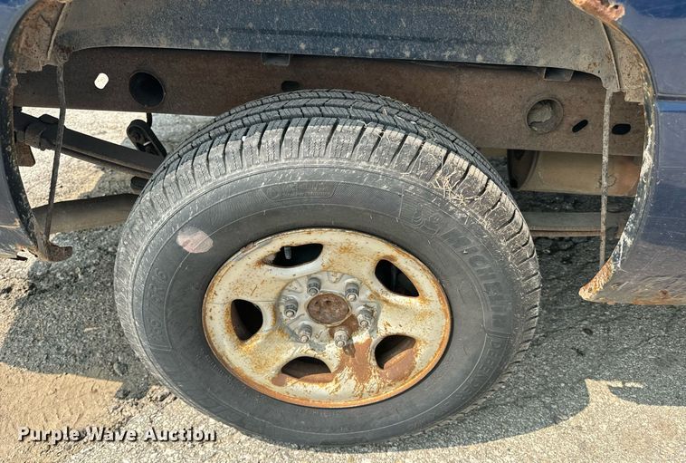 image for item EE7605 2002 Chevrolet Silverado 1500 pickup truck