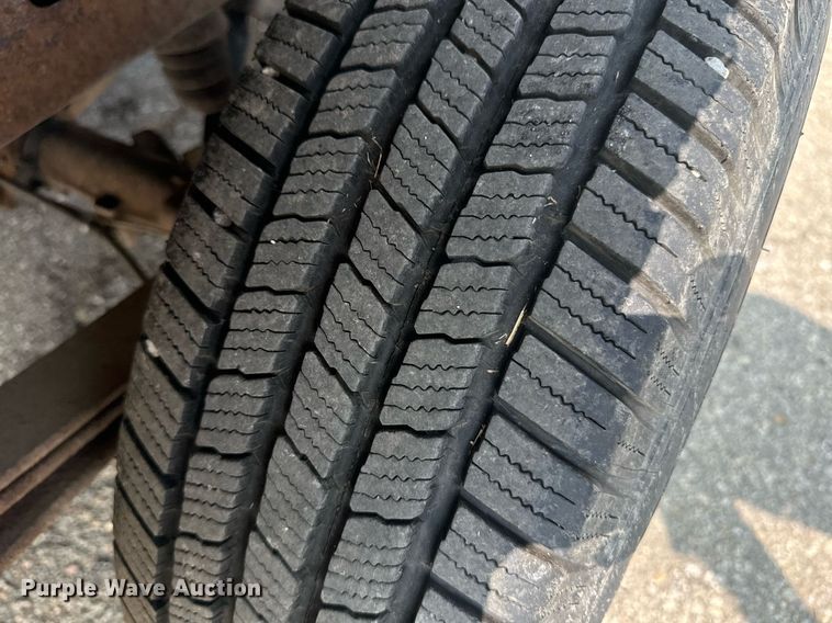 image for item EE7605 2002 Chevrolet Silverado 1500 pickup truck