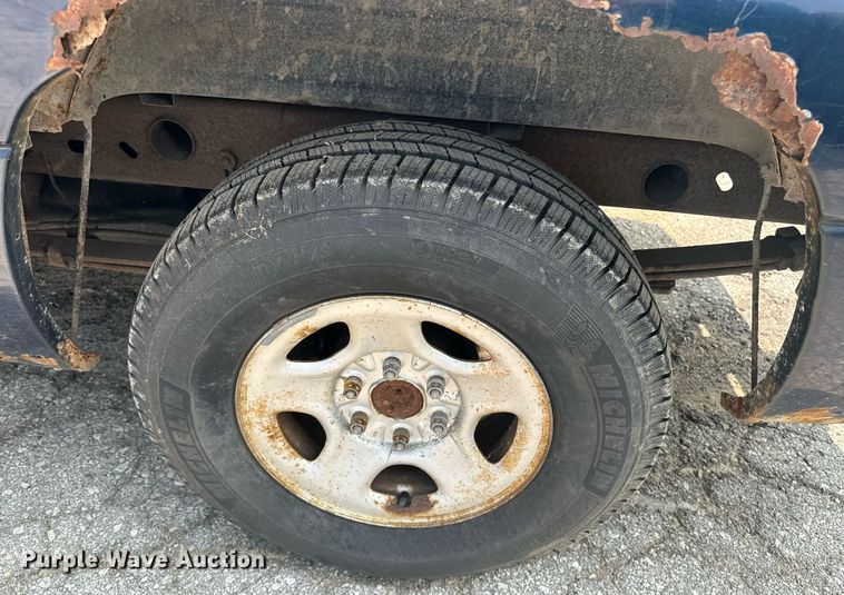 image for item EE7605 2002 Chevrolet Silverado 1500 pickup truck