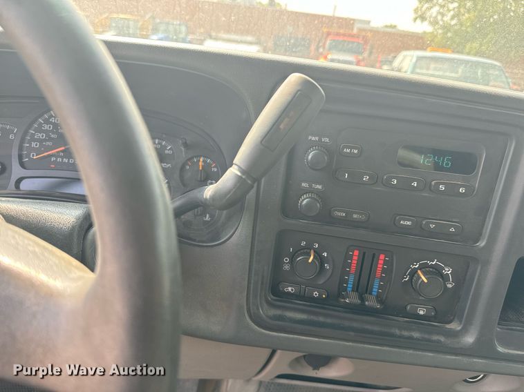 image for item EE7612 2006 Chevrolet Suburban 2500 SUV