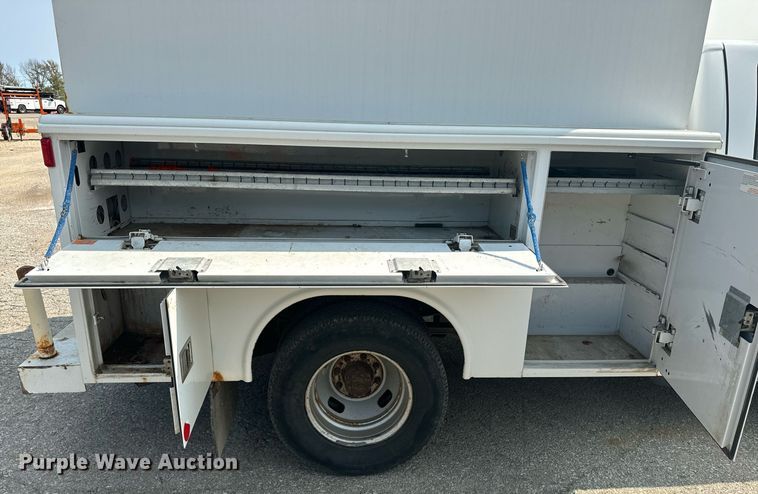 image for item EE7622 2011 Ford F350 Super Duty Crew Cab utility bed pickup truck