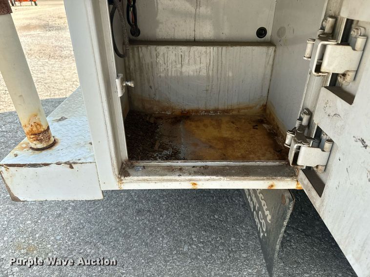 image for item EE7622 2011 Ford F350 Super Duty Crew Cab utility bed pickup truck