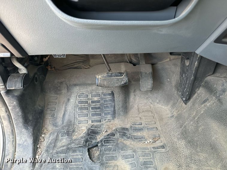 image for item EE7622 2011 Ford F350 Super Duty Crew Cab utility bed pickup truck