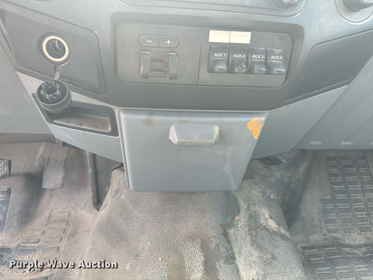 image for item EE7622 2011 Ford F350 Super Duty Crew Cab utility bed pickup truck