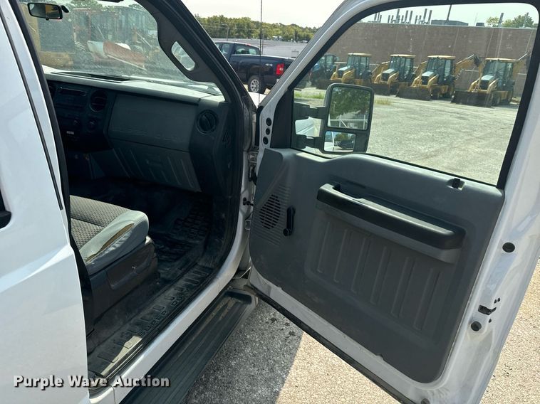 image for item EE7622 2011 Ford F350 Super Duty Crew Cab utility bed pickup truck