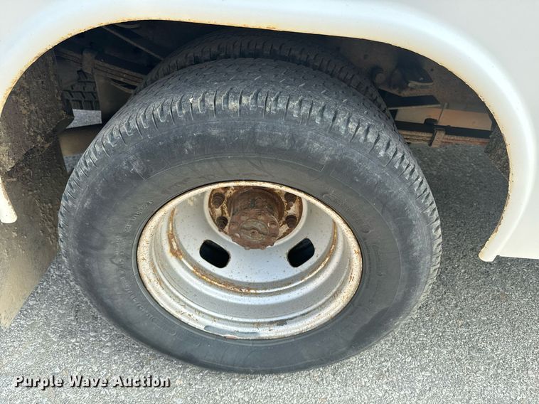 image for item EE7622 2011 Ford F350 Super Duty Crew Cab utility bed pickup truck